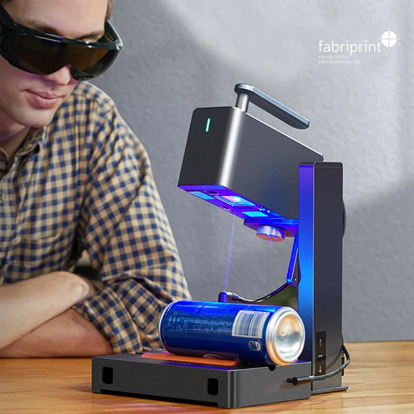 Gravadora a laser a personalizar uma lata com base elevatória ajustável.