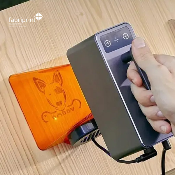 Gravadora a laser portátil a personalizar madeira com design de cão.