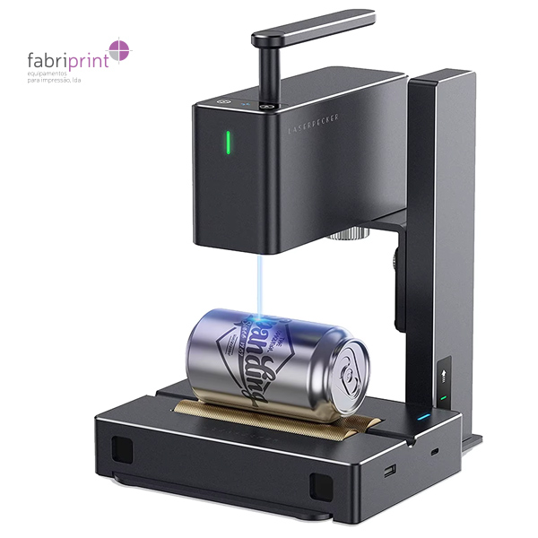 Gravadora a laser a personalizar uma lata com design detalhado.