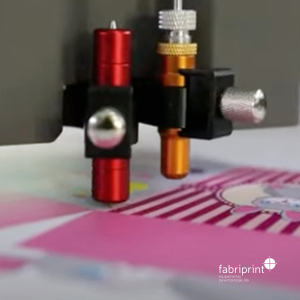 Cabeça de corte de plotter de mesa a vácuo em ação sobre papel impresso. Logótipo Fabriprint no canto inferior.