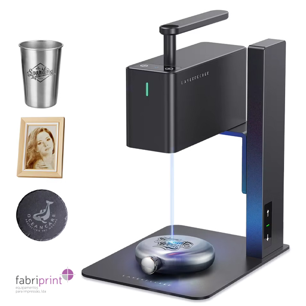 Gravadora a laser a personalizar uma garrafa metálica com logótipo.