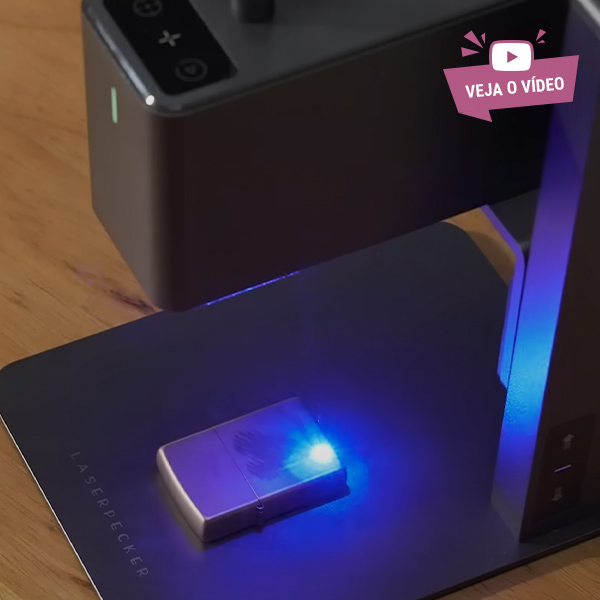 Gravadora a laser a personalizar um isqueiro metálico com feixe azul.