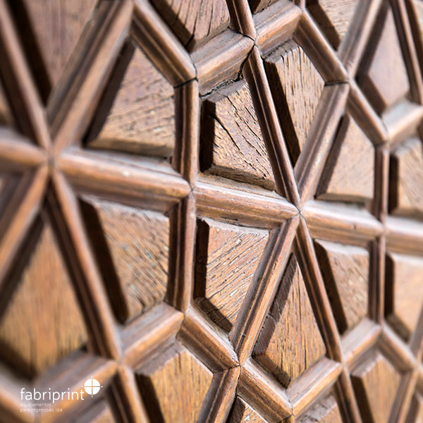 Painel decorativo em madeira com padrão geométrico detalhado, produzido através de fresagem CNC para evidenciar precisão e acabamento.
