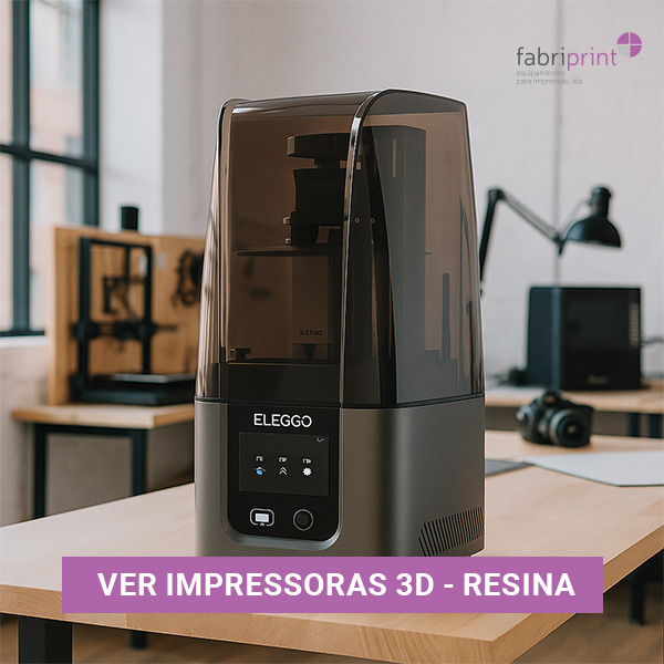 Impressora 3D de resina em ambiente de escritório, indicada para peças com elevado nível de detalhe e acabamento suave.