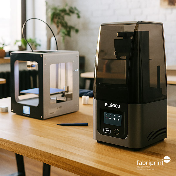 Impressora 3D de filamento e impressora 3D de resina lado a lado numa bancada de trabalho, a mostrar diferentes opções de equipamentos 3D Fabriprint.